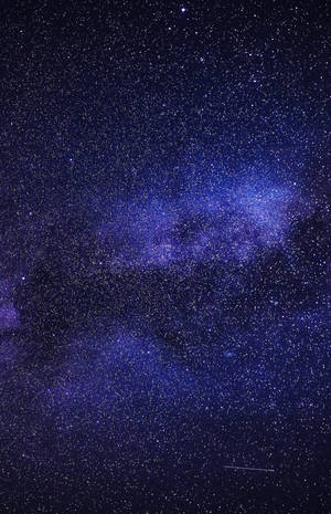 銀河系在繁星點點的夜空中散發出深紫色和藍色的光芒。