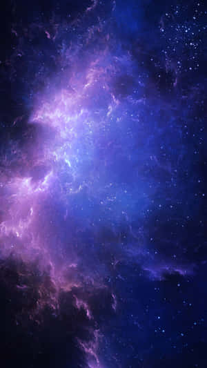 在深空中與星星一起發光的鮮豔紫色和藍色星雲。