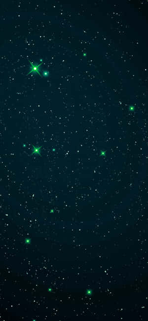 一個繁星點點的夜空，有發光的綠色星星和淡淡的星雲雲層。 — 深色iPhone壁紙