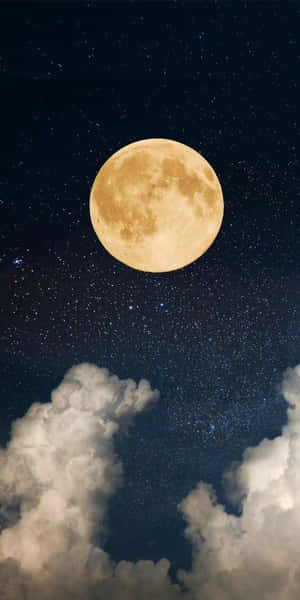 滿月在繁星夜空下，於蓬鬆雲朵上方明亮照耀。