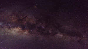 銀河系中流星劃過繁星點點的夜空。 — 月色夜空 壁紙