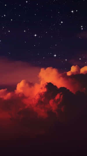 在繁星閃爍的夜空下發光的橙色雲朵。