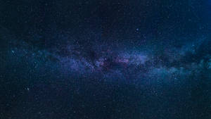 銀河系在黑暗的夜空中閃耀著紫色和藍色的星星。