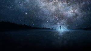 一個人的剪影站在水邊，背景是星空和銀河。 — 夜空 壁紙