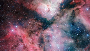 一個色彩繽紛的星雲，充滿了發光的星星和宇宙塵埃雲，在深空中。