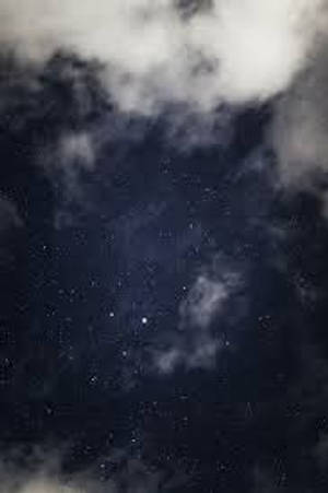 繁星點點的夜空，輕柔的雲朵在深靛藍的天空中飄動。 — 星星 壁紙