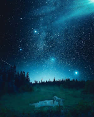 繁星點點的夜空，星雲和流星，籠罩在霧氣繚繞的森林和池塘之上。 — 4:5 壁紙