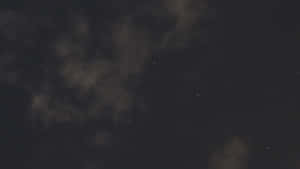 繁星點點的夜空，薄雲與閃爍的星星 — YouTube 壁紙