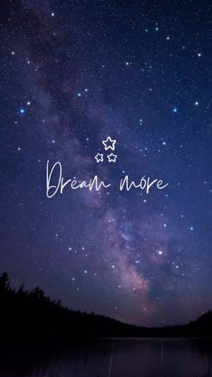 繁星點點的夜空，銀河在湖泊和森林上方，帶有「Dream more」文字。 — 星星 壁紙