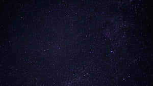 深靛藍色夜空中帶有星星和宇宙塵埃的銀河系