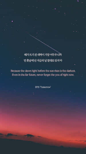 繁星點點的暮色天空，流星劃過，並有BTS《Tomorrow》的雙語歌詞 — 黃昏 壁紙