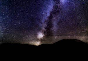 銀河系在星空下照耀著山脈剪影。 — 夜空 壁紙