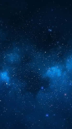 廣闊的藍色星場，在深空中帶有發光的星雲。