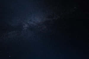 在深靛藍色夜空中有無數星星的銀河系。 — 夜空 壁紙
