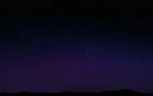 深紫色夜空，星星在黑色山丘剪影上方閃爍。