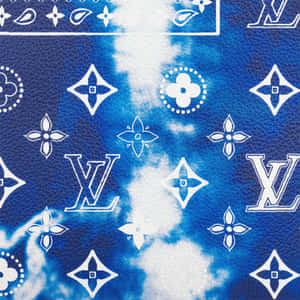 藍色紮染皮革，帶有白色Louis Vuitton字母組合和花卉圖案。