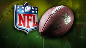 NFL美式足球和標誌在帶有碼線的綠色場地上。