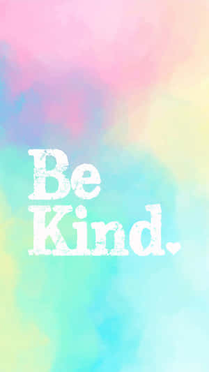 在粉彩水彩背景上以白色紋理字體顯示的 Be Kind 訊息