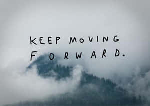 在霧氣瀰漫的山景上，勵志語句 keep moving forward。