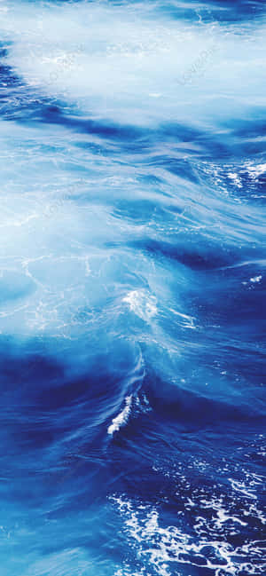 強勁的海洋波浪，深藍色海水和白色泡沫，在明亮陽光下。