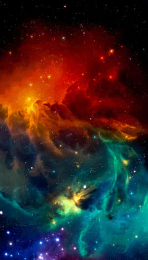 色彩繽紛的宇宙星雲，帶有紅色、橙色和藍綠色的發光星星。 — 銀河 壁紙