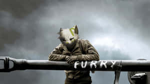 穿著軍裝的擬人化毛毛狐狸在暴風雲下靠在一支標有 'FURRY' 的步槍上。