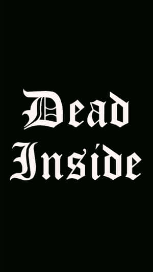 黑色背景上寫有 Dead Inside 的粗體白色哥德式文字