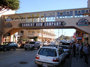 加州蒙特雷 Cannery Row Company 拱門，有汽車和行人。 — 汽車 壁紙