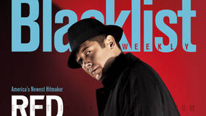 戴黑色軟呢帽和穿黑色外套的男人，在紅色雜誌封面上，有「Blacklist Weekly」文字。