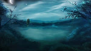 一隻貓頭鷹坐在夜間霧湖上方的樹枝上，新月高懸。