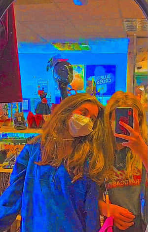 兩個戴著口罩的女孩在燈光明亮的商店裡對著鏡子自拍。