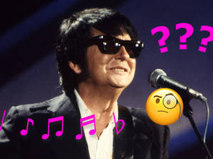 戴太陽眼鏡嘅歌手用音符同困惑表情符號圖形表演。