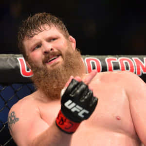 留鬍鬚的UFC拳手在八角籠內比賽後向上指