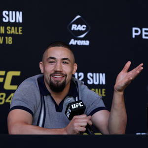 UFC拳手在記者會上微笑並做手勢 — 搏擊會 GIF 壁紙