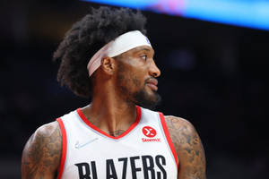身穿 Blazers 球衣、帶有紋身和頭帶的職業籃球運動員