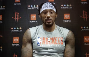 NBA籃球運動員在記者會上穿著火箭隊裝備。