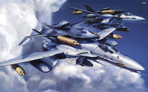 三架戰鬥機編隊飛行穿過多雲的天空。