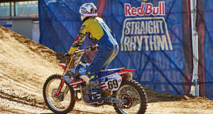 越野電單車車手在Red Bull Straight Rhythm活動中騎越野電單車。