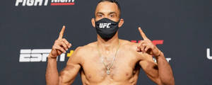 UFC拳手戴面罩在記者會上向上指