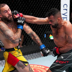 兩名男拳手在UFC八角鐵籠內互相出拳。