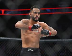 MMA選手在UFC八角籠中以專注的表情準備戰鬥。