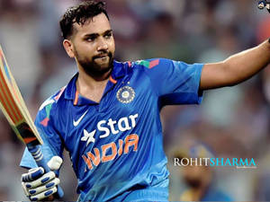 板球運動員 Rohit Sharma 身穿藍色印度球衣舉起球棒慶祝。 — 巴基斯坦板球 壁紙