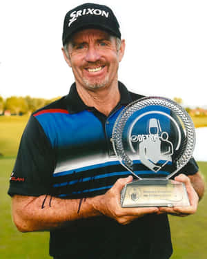 高爾夫球手在高爾夫球場上舉起Shriners Hospitals for Children Open獎盃