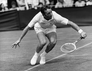 網球選手在硬地球場上飛撲擊球的黑白照片。 — 網球 壁紙