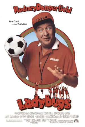 Rodney Dangerfield 飾演一位足球教練，手持一個球，下方有微型球員。