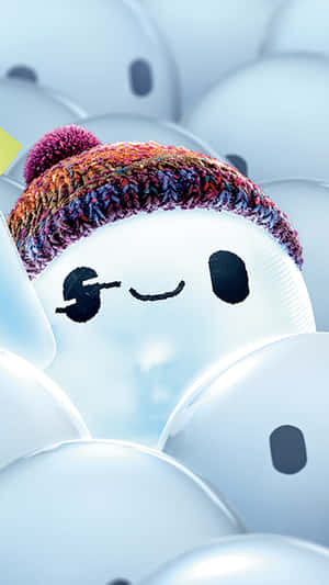 一個戴著彩色針織帽的微笑雪人，被雪球包圍。