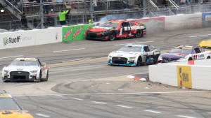 NASCAR賽車撞上牆壁，濃煙滾滾。