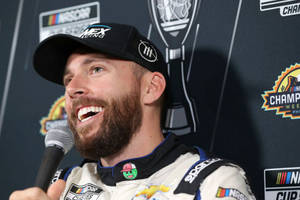 NASCAR車手在記者會上拿著麥克風微笑