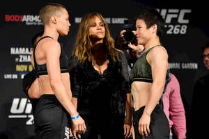兩位女子MMA拳手在UFC稱重活動中面對面站立。