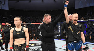 UFC拳手在比賽後舉起手臂慶祝勝利。 — 冠軍 壁紙